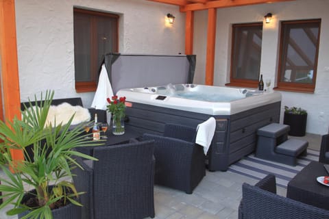 Patio, Spa and wellness centre/facilities