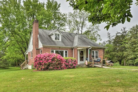 Cozy Family Home with Kayaks, Dock and Fire Pit! House in Shenandoah Valley