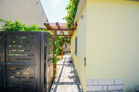 Apartment Grey&Yellow Apartment in Zadar