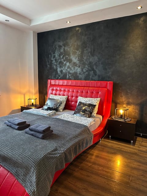 Bed, Bedroom, towels