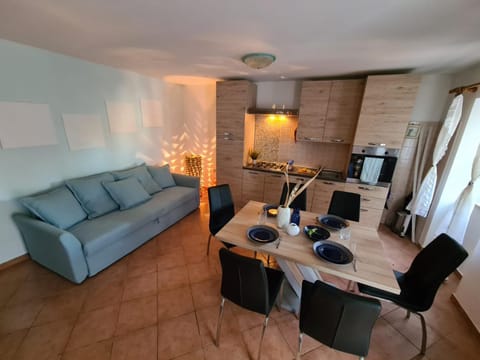 Kitchen or kitchenette, Seating area, Dining area