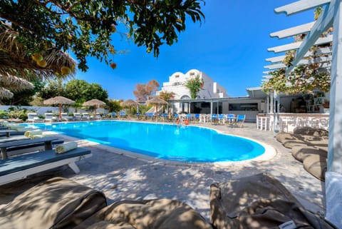 Swimming pool, sunbed