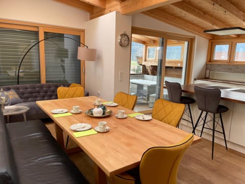 Seating area, Dining area