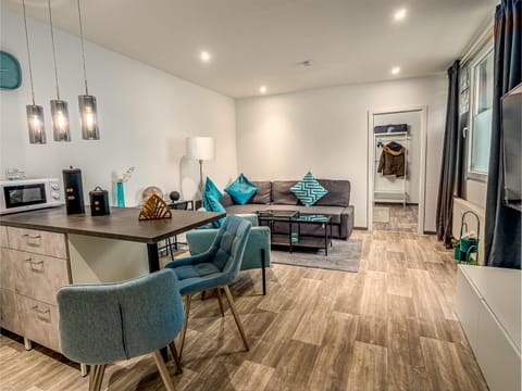 TV and multimedia, Kitchen or kitchenette, Living room, Seating area, Dining area, microwave