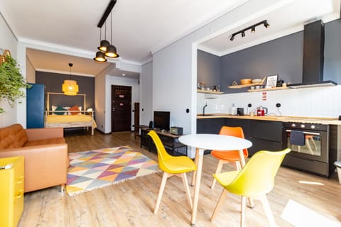Kitchen or kitchenette, Living room, Seating area, Dining area