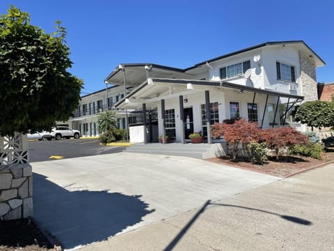 Property building, Facade/entrance, Day