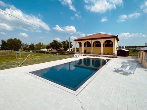 Solarium, Pool view, Swimming pool, sunbed