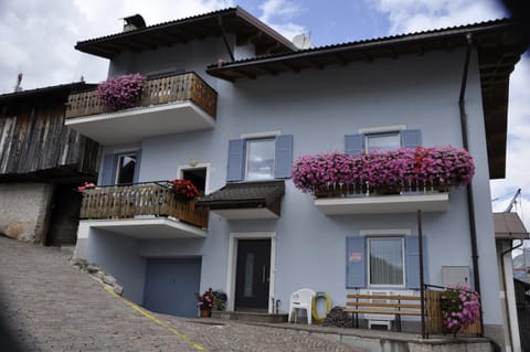 Facade/entrance, Balcony/Terrace