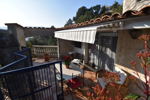 Studio climatisé et sa terrasse privée en villa Apartment in 06340 La Trinité, France