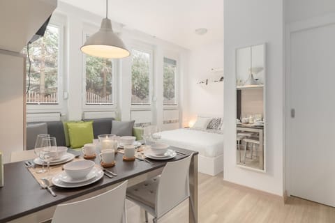 Coffee/tea facilities, Living room, Seating area, Dining area