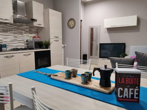 TV and multimedia, Coffee/tea facilities, Kitchen or kitchenette, Seating area