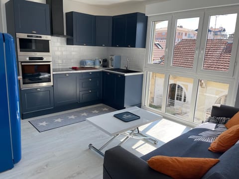Kitchen or kitchenette, Living room