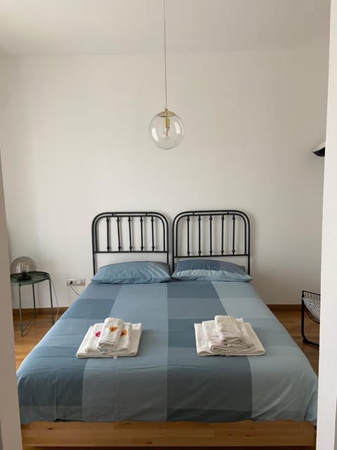 Bed, towels