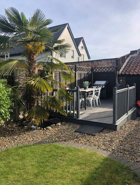 Patio, Garden, Dining area, Garden view