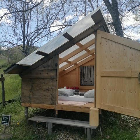 Spring, Bed, Natural landscape, Photo of the whole room, Bedroom