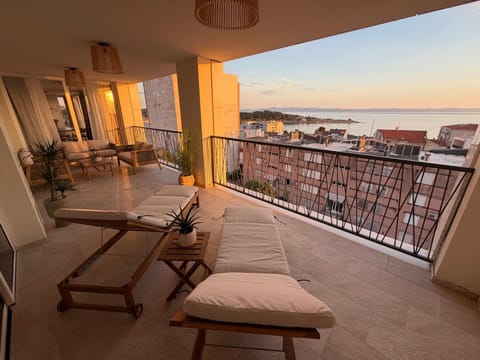 Day, Natural landscape, View (from property/room), Balcony/Terrace, Seating area, City view, Sea view, sunbed