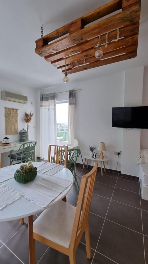 Photo of the whole room, Dining area