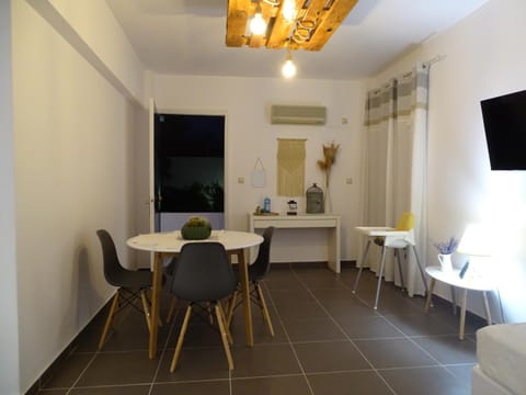 Photo of the whole room, Seating area