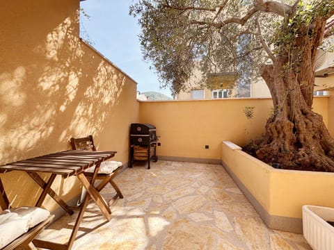 BBQ facilities, Balcony/Terrace, Inner courtyard view