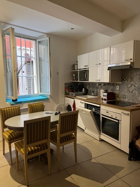 Appartement typique dans le centre historique 47m2 Apartment in La Ciotat