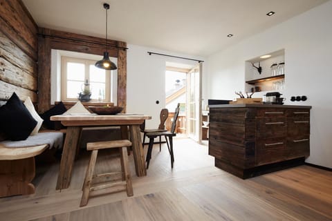 Photo of the whole room, Decorative detail