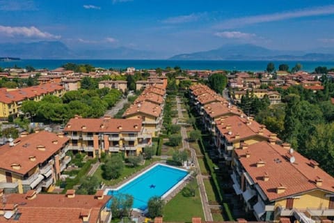 Property building, Neighbourhood, Bird's eye view, Pool view, Swimming pool, Location