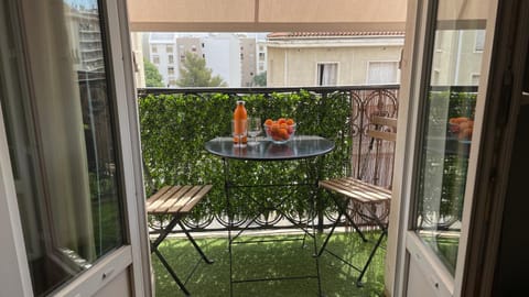View (from property/room), Balcony/Terrace, Food and drinks, Dining area, Street view, Drinks, Alcoholic drinks