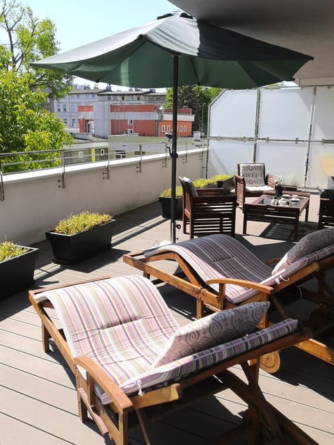 Balcony/Terrace, sunbed