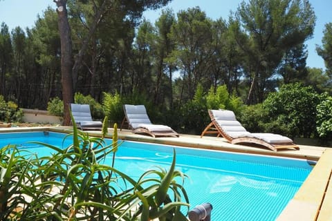 VILLA 6 PERSONNES /PISCINE/CAMPAGNE/TERRAIN DE PETANQUE/15 km BANDOL Villa in Le Beausset