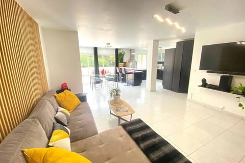 VILLA 6 PERSONNES /PISCINE/CAMPAGNE/TERRAIN DE PETANQUE/15 km BANDOL Villa in Le Beausset