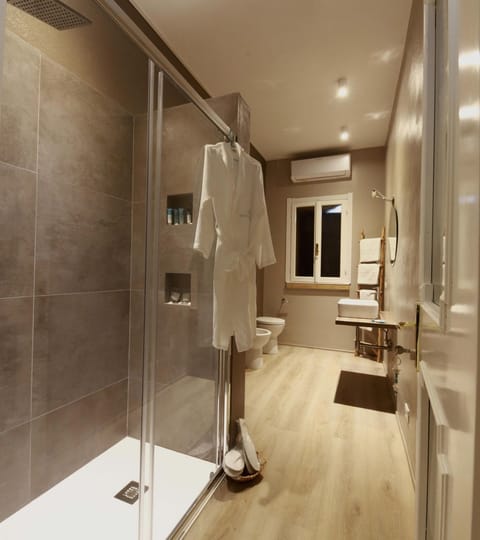 Shower, Bathroom, Photo of the whole room, Bedroom