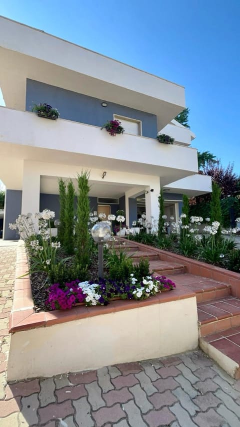 Property building, Facade/entrance, Garden, Garden view
