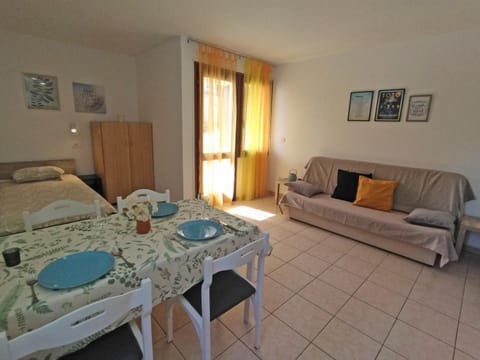 Bed, Living room, Photo of the whole room, Seating area, Dining area