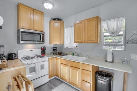 2 Mi to Dtwn Atascadero! Cozy Cottage with Yard House in Atascadero