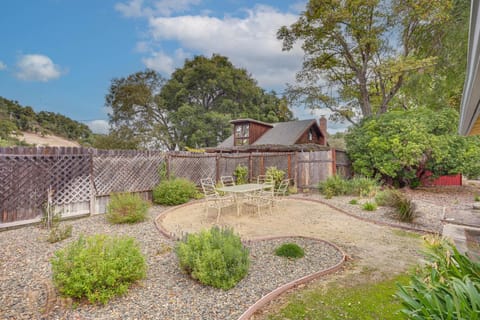 2 Mi to Dtwn Atascadero! Cozy Cottage with Yard House in Atascadero