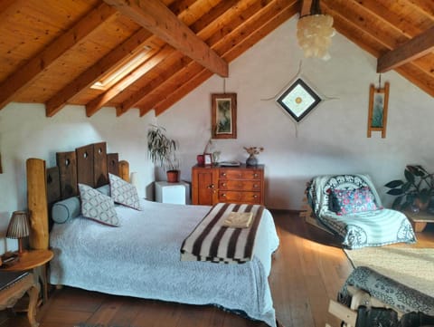 Bed, Photo of the whole room, Seating area