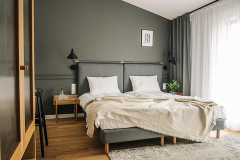 Photo of the whole room, Bedroom