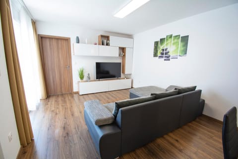 TV and multimedia, Living room, Evening entertainment