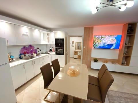 Kitchen or kitchenette, Dining area, Communal kitchen