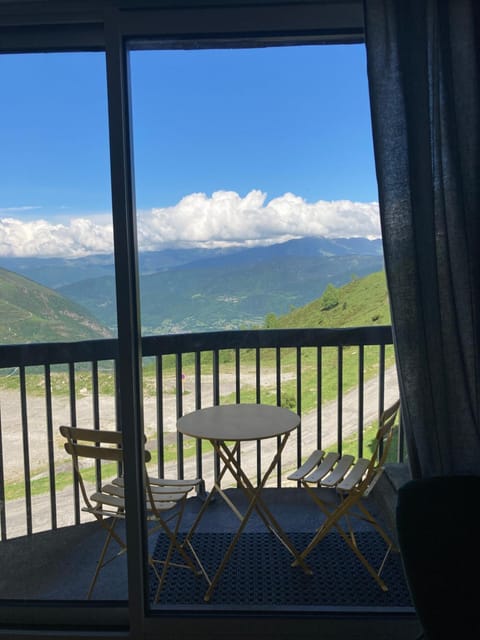 Balcony/Terrace, Mountain view