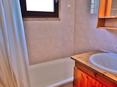 Charmant appartement 6 pers, 38m², proche télécabines, centre et loisirs, sud, terrasse - FR-1-458-118 Cabin in Le Grand-Bornand