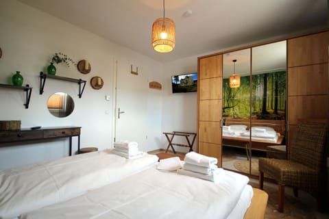 Bed, TV and multimedia, Photo of the whole room, Bedroom