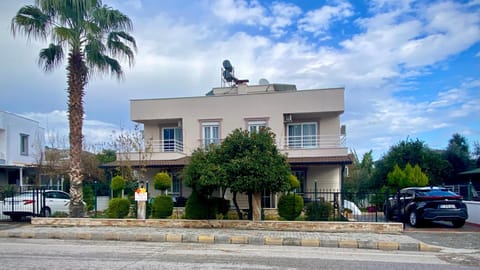 Property building, Balcony/Terrace, Street view, Location, Parking