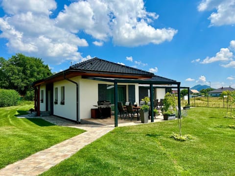 Property building, Day, Garden, Balcony/Terrace, Balcony/Terrace, Garden view