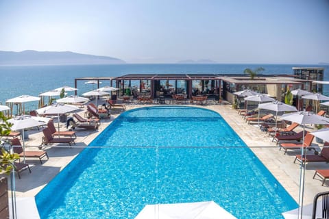 Restaurant/places to eat, People, Activities, View (from property/room), Balcony/Terrace, Lounge or bar, Dining area, Sea view, Swimming pool