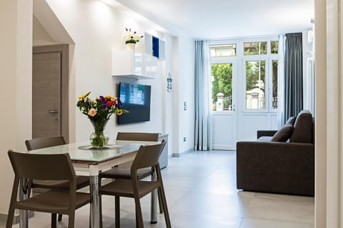 Living room, Seating area, Dining area