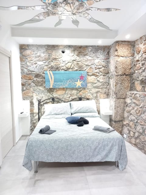 Bed, Photo of the whole room, Decorative detail, Bedroom