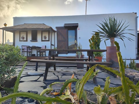 Shower, Nearby landmark, Natural landscape, BBQ facilities, Children play ground, Garden, Solarium, View (from property/room), Balcony/Terrace, Cycling, Pets, Garden view, Area and facilities, Breakfast, Lunch, Dinner, Sunrise, Sunset, Parking, fireplace, furniture, internet, locker, sunbed, towels