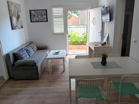 Babaloo Beach Apartments Apartment in Šibenik-Knin County, Croatia