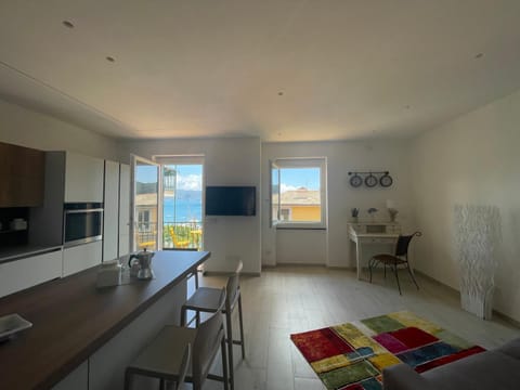 TV and multimedia, Kitchen or kitchenette, Living room, Seating area, Dining area